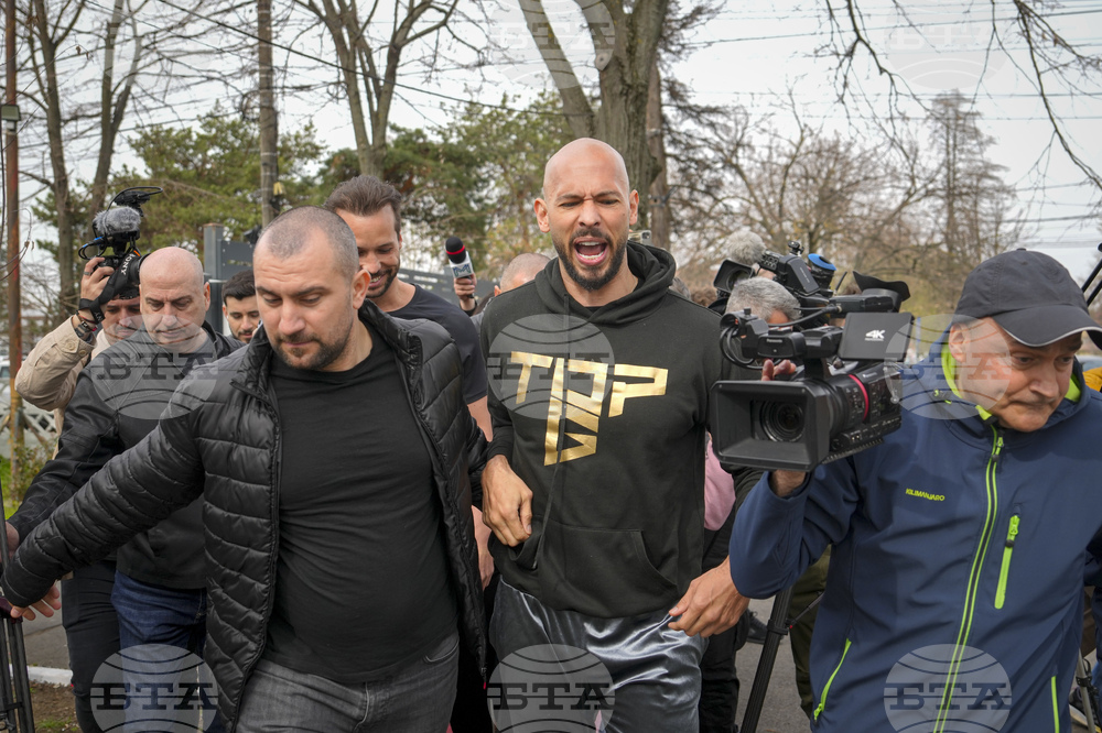 Андрю Тейт, разследван в Румъния за изнасилване и трафик на хора, се регистрира в полицейско управление след завръщането си в Румъния