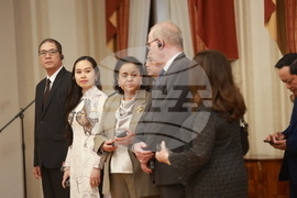 Президентство - До Хоанг Лонг - орден „Мадарски конник“ - награждаване