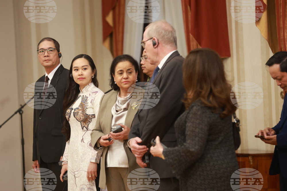 Президентство - До Хоанг Лонг - орден „Мадарски конник“ - награждаване