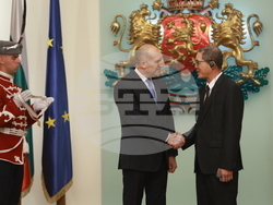 Президентство - До Хоанг Лонг - орден „Мадарски конник“ - награждаване