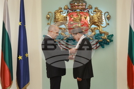 Президентство - До Хоанг Лонг - орден „Мадарски конник“ - награждаване