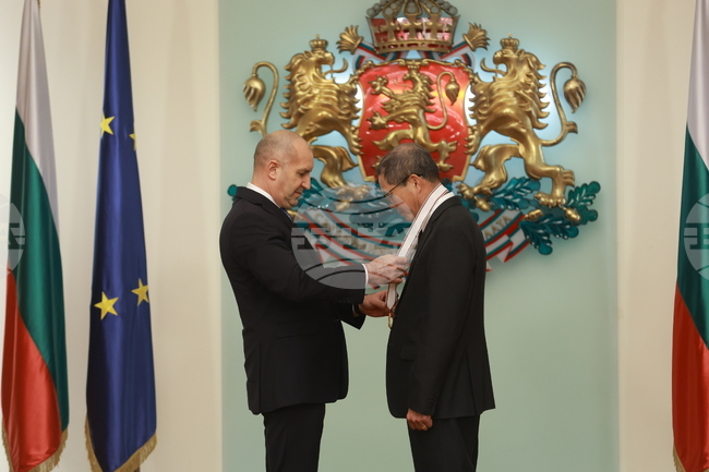 Президентство - До Хоанг Лонг - орден „Мадарски конник“ - награждаване