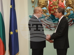 Президентство - До Хоанг Лонг - орден „Мадарски конник“ - награждаване