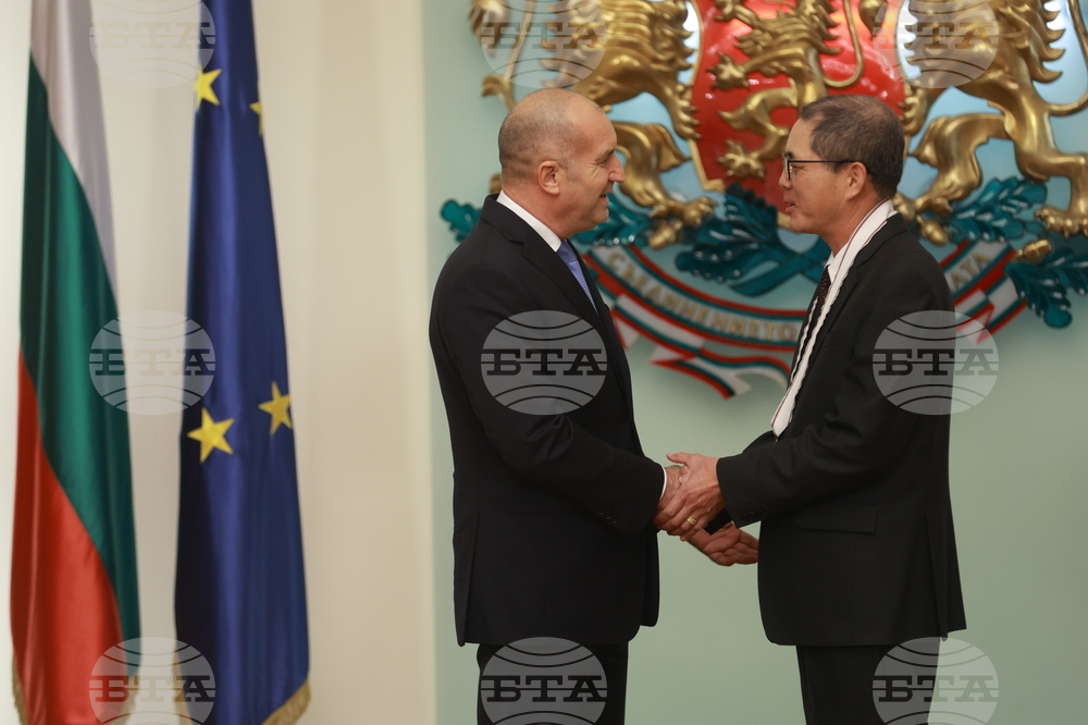 Президентство - До Хоанг Лонг - орден „Мадарски конник“ - награждаване