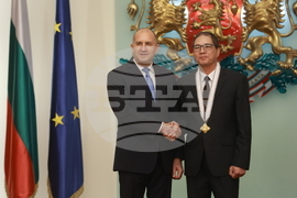 Президентство - До Хоанг Лонг - орден „Мадарски конник“ - награждаване