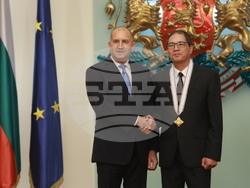 Президентство - До Хоанг Лонг - орден „Мадарски конник“ - награждаване