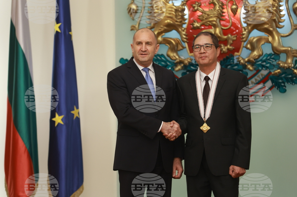 Президентство - До Хоанг Лонг - орден „Мадарски конник“ - награждаване