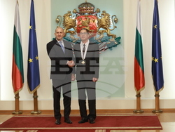 Президентство - До Хоанг Лонг - орден „Мадарски конник“ - награждаване