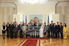 Президентство - До Хоанг Лонг - орден „Мадарски конник“ - награждаване