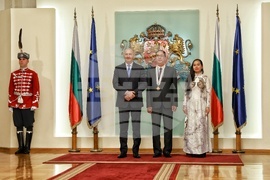 Президентство - До Хоанг Лонг - орден „Мадарски конник“ - награждаване