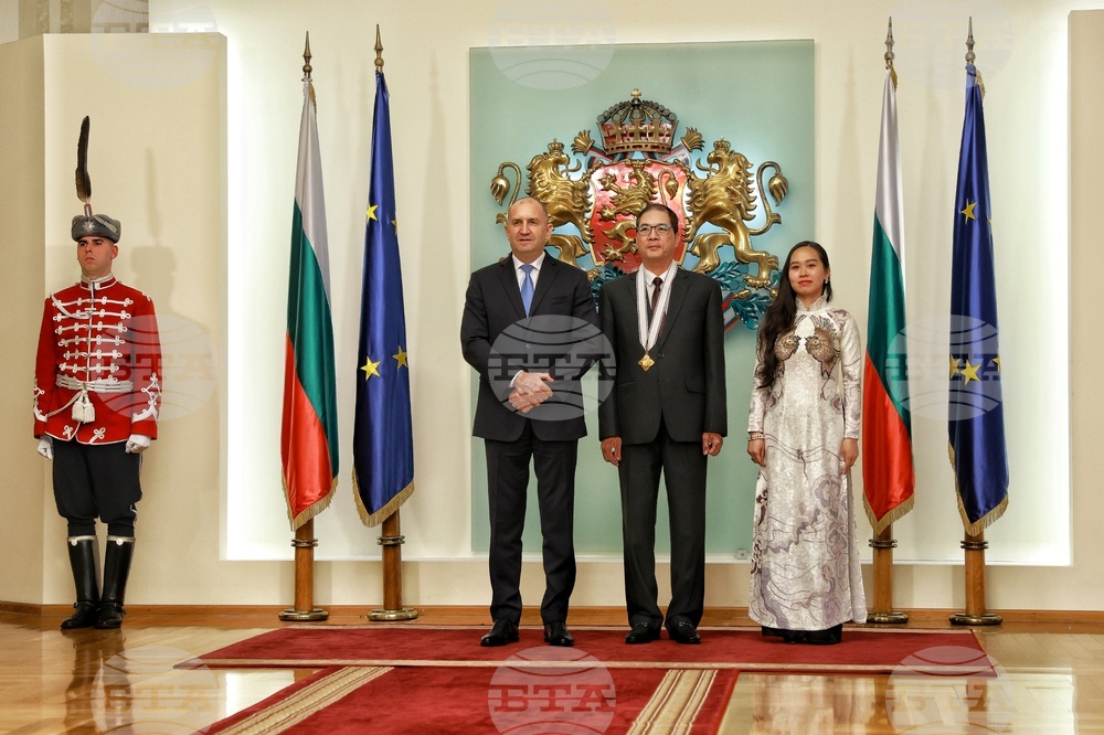 Президентство - До Хоанг Лонг - орден „Мадарски конник“ - награждаване