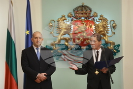 Президентство - До Хоанг Лонг - орден „Мадарски конник“ - награждаване