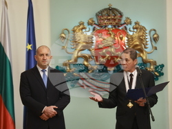 Президентство - До Хоанг Лонг - орден „Мадарски конник“ - награждаване