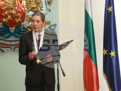 Президентство - До Хоанг Лонг - орден „Мадарски конник“ - награждаване