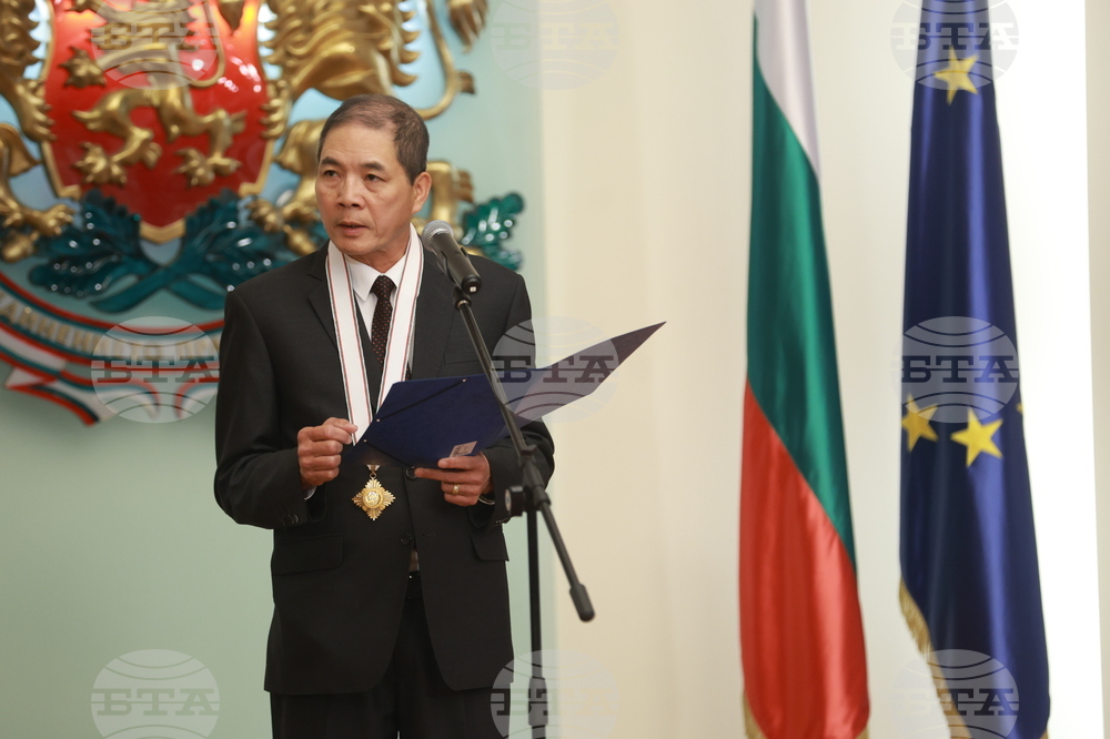 Президентство - До Хоанг Лонг - орден „Мадарски конник“ - награждаване