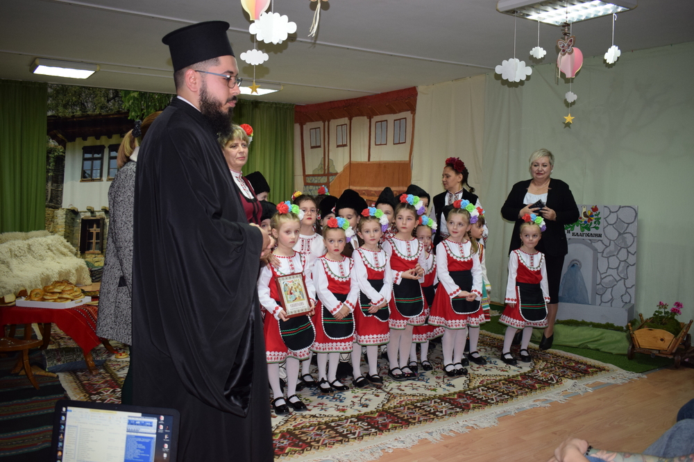 Малчугани от Детска градина „Еделвайс“ в Сливен пресъздадоха светлия християнски празник Благовещение