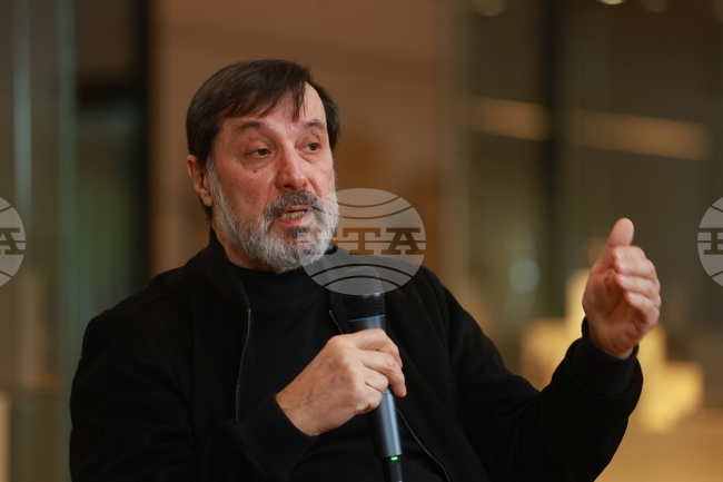 Изложбите в чужбина са важни, защото показват факти и тенденции, каза проф. Тотко Стоянов при представянето на новия брой на списание ЛИК