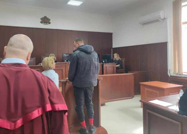 В ареста остава румънски гражданин, опитал да пренесе контрабандно над 14 кг злато, реши Окръжният съд в Ямбол