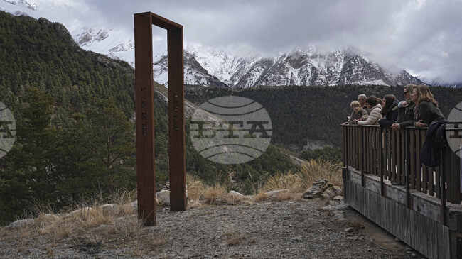 Трима души загинаха и още четирима са ранени при падане на две лавини във Френските Алпи, съобщиха властите