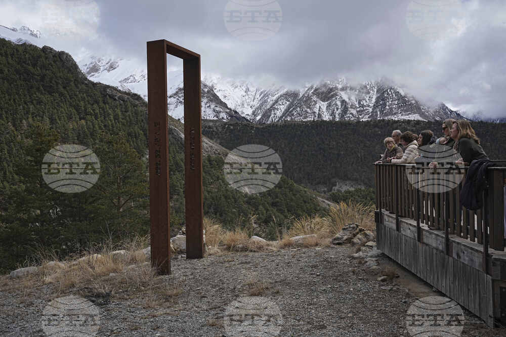 Трима души загинаха и още четирима са ранени при падане на две лавини във Френските Алпи, съобщиха властите