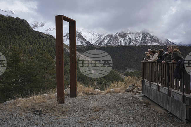 Трима души загинаха и още четирима са ранени при падане на две лавини във Френските Алпи, съобщиха властите