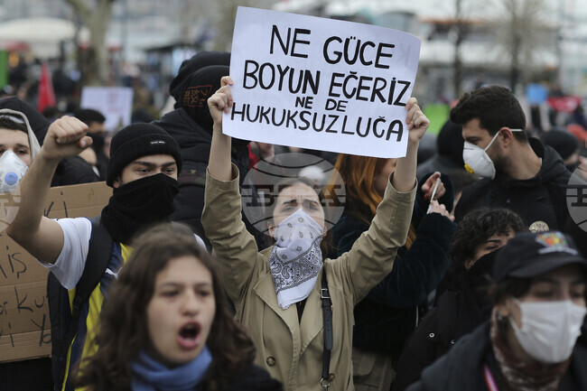 Турски студенти, подкрепящи задържания кмет на Истанбул, обявиха за утре "икономически бойкот"