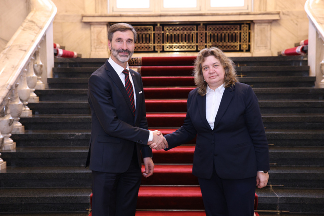 National Assembly Chair Confers with Slovak Foreign Minister