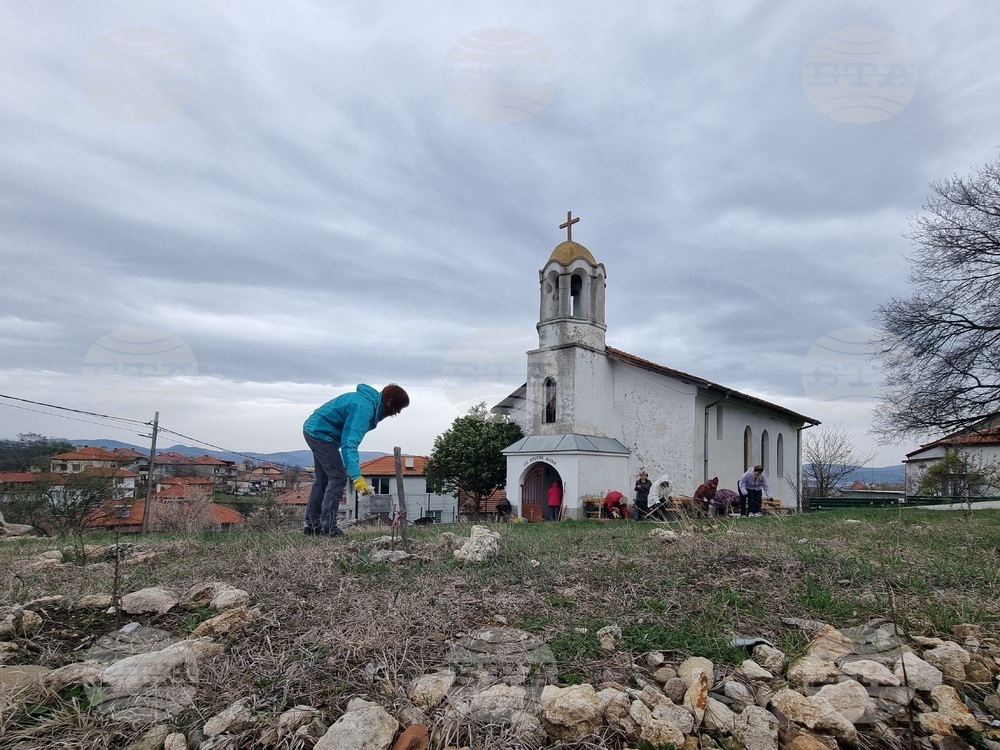 Доброволци подеха кампания за ремонт на фасадата на храм „Св. пророк Илия“ в кърджалийското село Опълченско