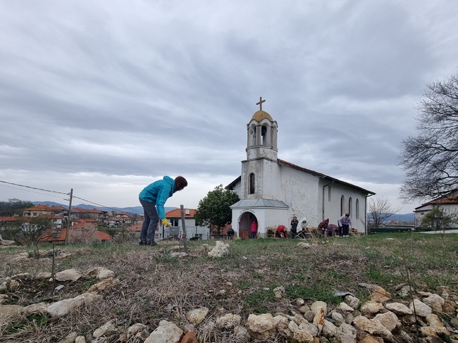 Доброволци подеха кампания за ремонт на фасадата на храм „Св. пророк Илия“ в кърджалийското село Опълченско