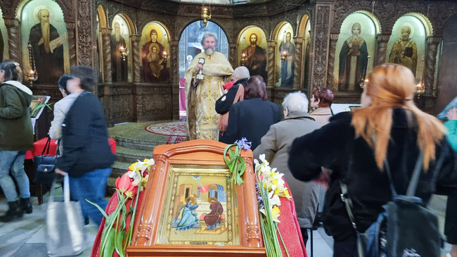 Да изпросим от Божията майка здраве и обич между всички хора, каза в обръщението си към миряните в Търговище архиерейският наместник Славчо Проданов