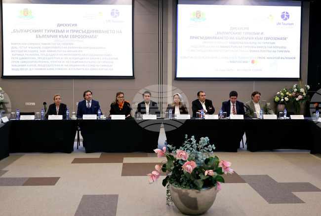 България изостава в информационната си кампания относно влизането в еврозоната, изгубени са месеци и години, заяви министърът на туризма