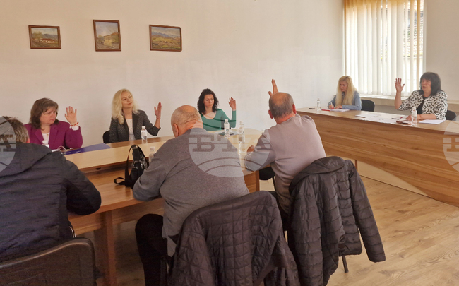 Общинските съветници в Долна баня решиха да бъдат отпуснати от 70 до 90 лева на пенсионерите за великденските празници 