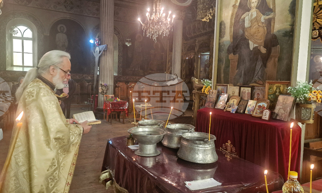 Бъдете достойни жени и майки, вдъхновявайте се от примера на Божията Майка, каза в обръщението си към миряните в Разград отец Георги