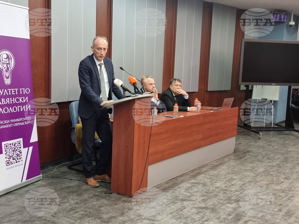 Трябва да направим визия за промяна в учебните програми по литература, каза министър Красимир Вълчев