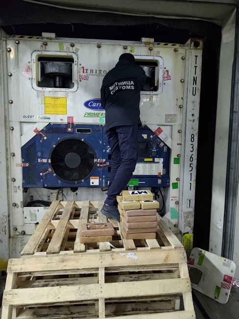 Митнически служители откриха над 40.8 кг кокаин за 19 млн. лева в морски контейнер с банани