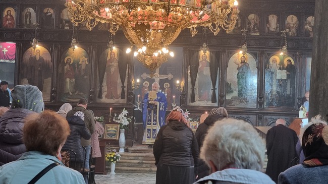 Благовещение е християнският празник на майката и жената, каза в проповедта си отец Велико от храм "Св. Троица" в Добрич