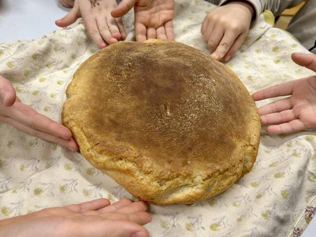 Възпитаници на училище „Св. св. Кирил и Методий” във Виена замесиха питка по повод Благовещение