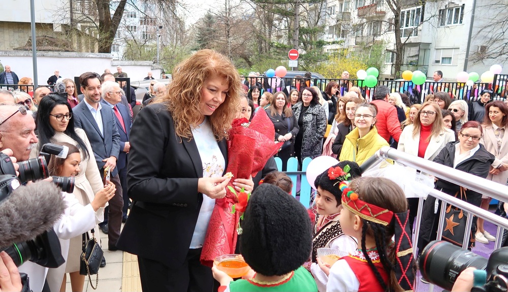 Вицепрезидентът Илияна Йотова участва в откриването на детска ясла в столичния район „Изгрев“