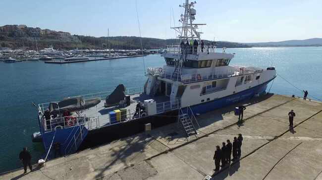 Граничният кораб „Балчик“ се завърна от операция в Егейско море, предотвратили са незаконно преминаване на 12 лодки с общо към 500 мигранти