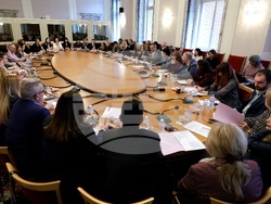 Парламент - кръгла маса