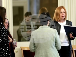 Парламент - кръгла маса