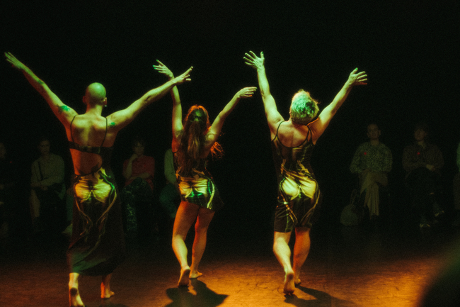 Танцовият спектакъл DragON forever гостува в София, Габрово и Бургас