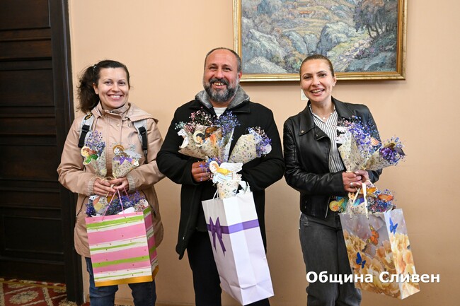 Деца от енорията на храм „Св. Петка“ и от сливенски училища подготвиха изненади за дамите на Благовещение 