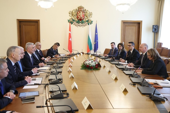 Турция е водещ икономически партньор в областта на търговията и инвестициите, каза Росен Желязков пред министъра на търговията Йомер Болат