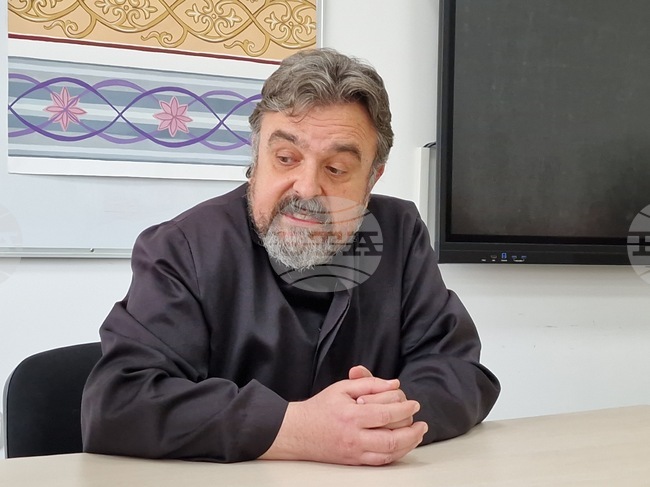 Страданието чрез любовта поражда милосърдие, каза отец Павел по време на лекция във Великотърновския университет