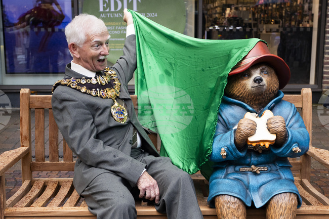 Статуята на Падингтън бе ремонтирана и открита в Нюбъри 