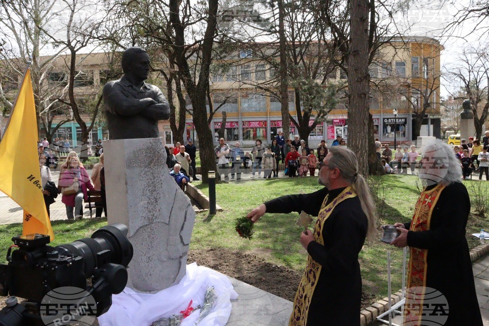 Бюст-паметник на Иван Абаджиев бе открит в Нови пазар 