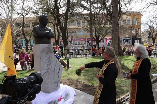 Бюст-паметник на Иван Абаджиев бе открит в Нови пазар 