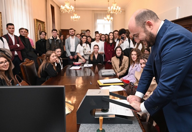 Министърът на правосъдието Георги Георгиев подпечата Закона за държавния бюджет, за да бъде обнародван в Държавен вестник 