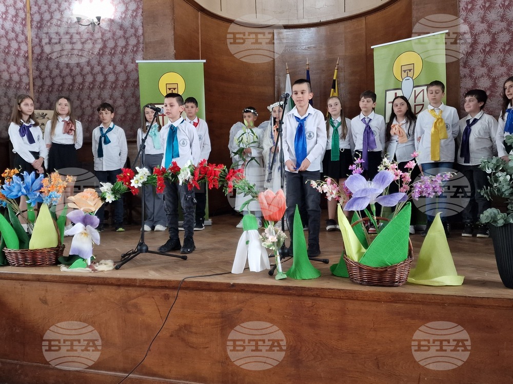 Клубът по „Православие“ в училището „Св. Иван Рилски“ в Перник представи кратък спектакъл по повод Благовещение